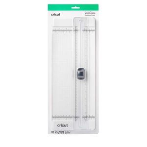 NWT Cricut portable trimmer. 13in/33cm